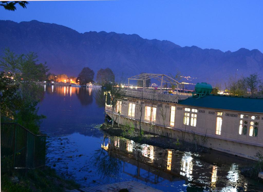 Peacock Houseboats Hotel Srīnagar Екстериор снимка