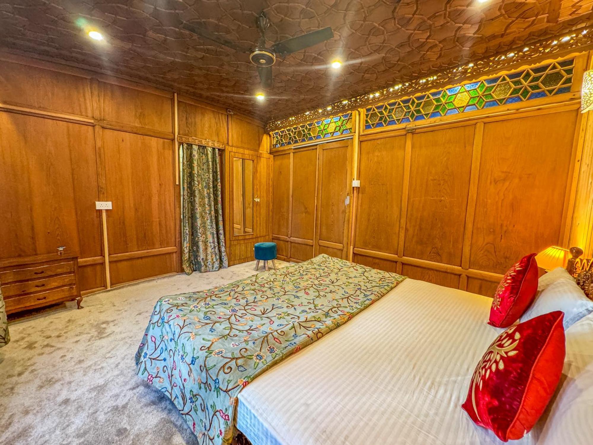 Peacock Houseboats Hotel Srīnagar Екстериор снимка