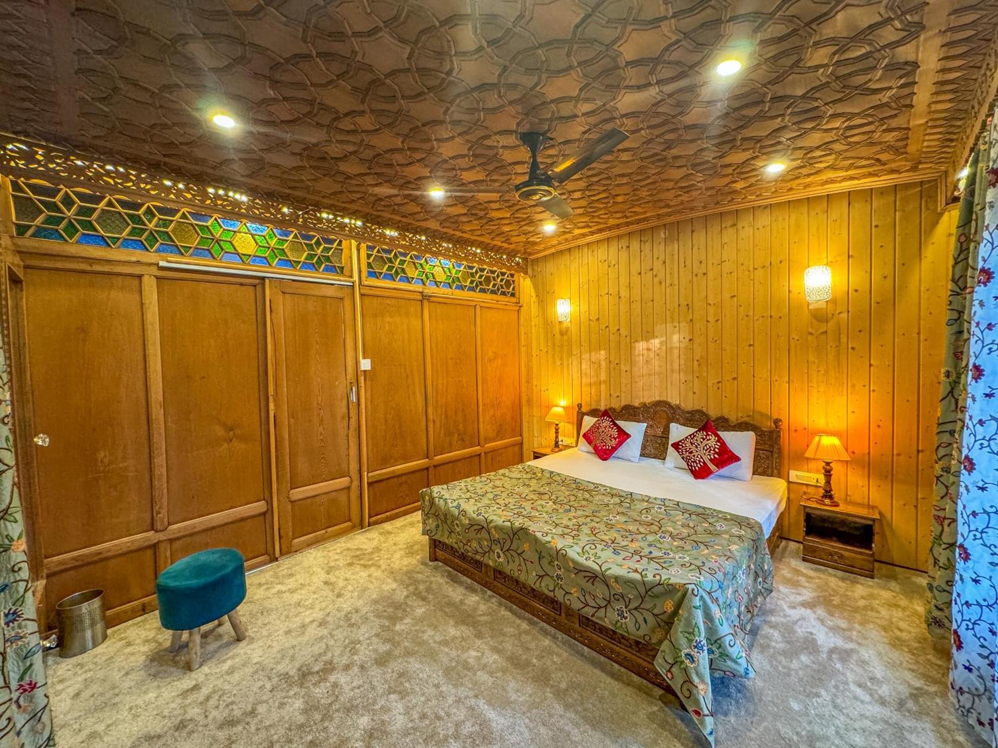Peacock Houseboats Hotel Srīnagar Екстериор снимка