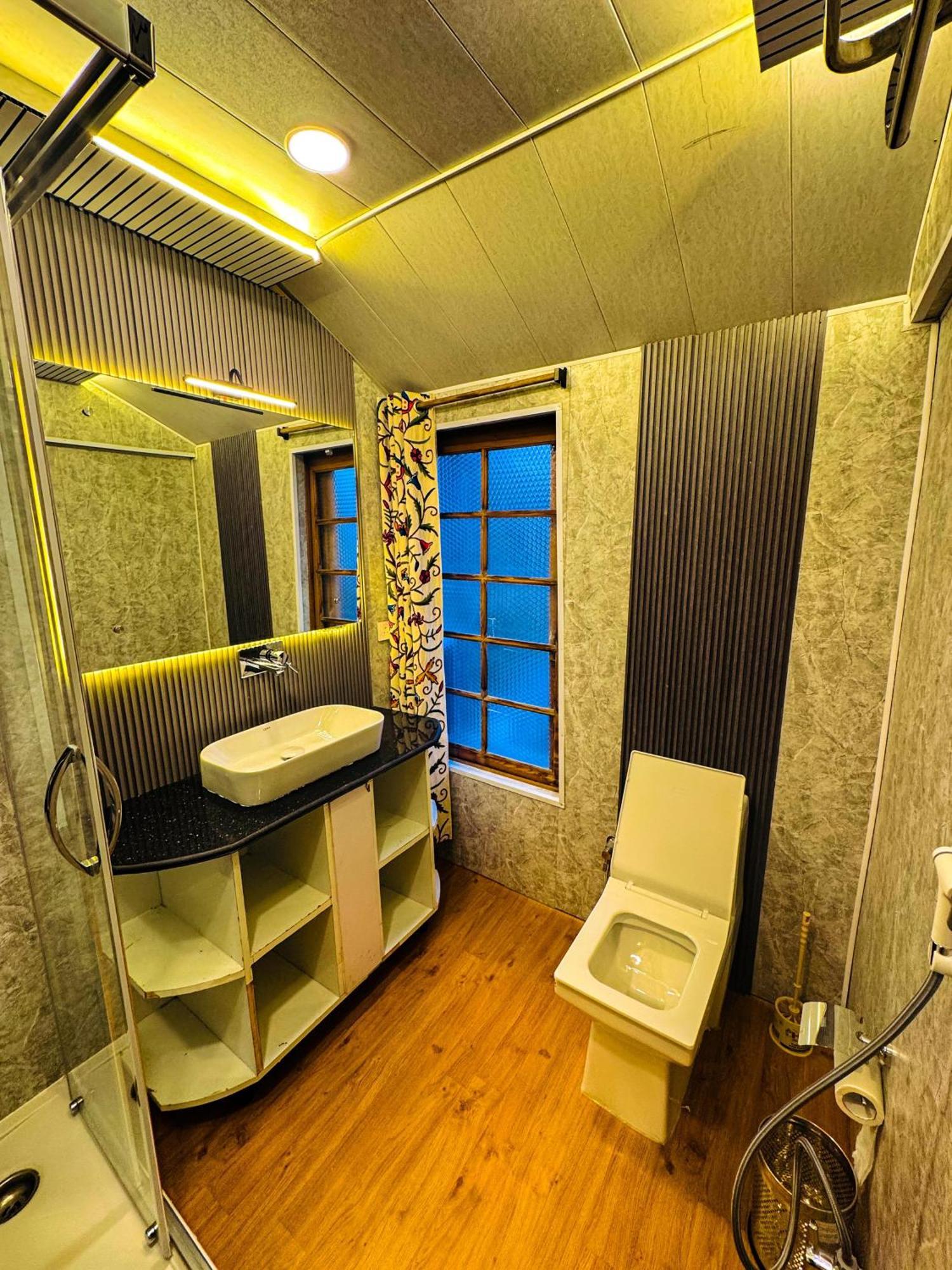 Peacock Houseboats Hotel Srīnagar Екстериор снимка