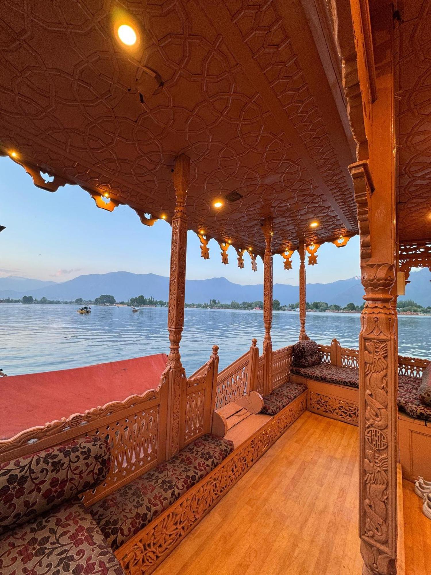 Peacock Houseboats Hotel Srīnagar Екстериор снимка