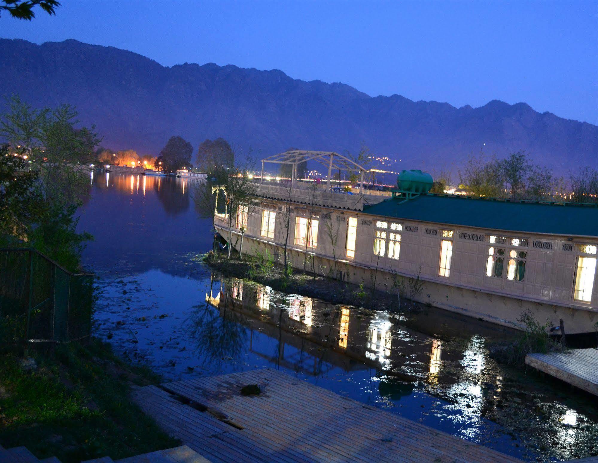Peacock Houseboats Hotel Srīnagar Екстериор снимка