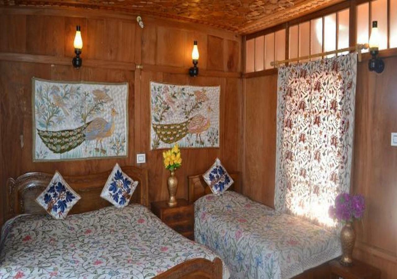 Peacock Houseboats Hotel Srīnagar Екстериор снимка
