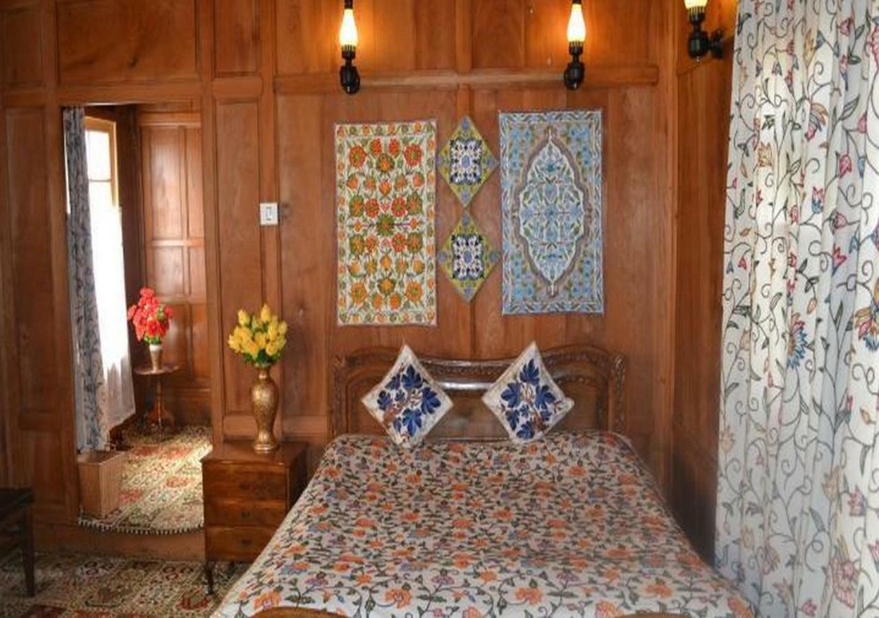 Peacock Houseboats Hotel Srīnagar Екстериор снимка